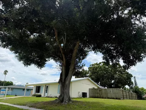 142 NE Bracken Rd, Port Saint Lucie, FL 34983