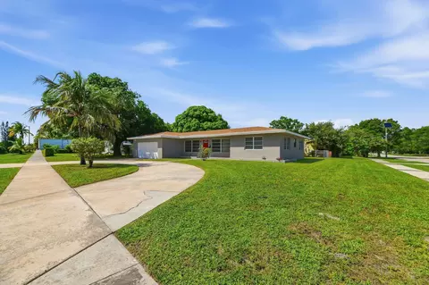 207 Bayberry Dr, Lake Park, FL 33403