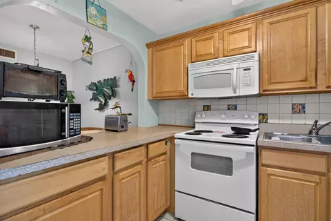Kitchen - 39 NE Th St Ne 39 St, Lighthouse Point, FL 33064 photo 1 of 2