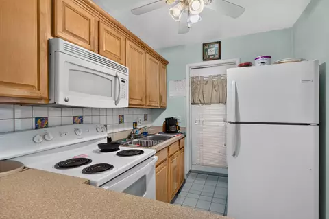Kitchen - 39 NE Th St Ne 39 St, Lighthouse Point, FL 33064 photo 2 of 2