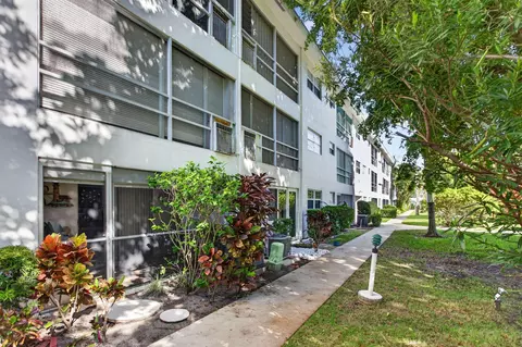 Exterior - 39 NE Th St Ne 39 St, Lighthouse Point, FL 33064 photo 5 of 8