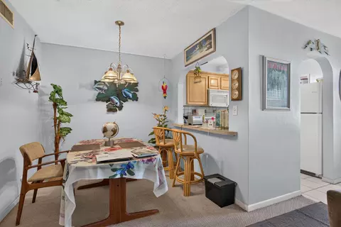 Dining - 39 NE Th St Ne 39 St, Lighthouse Point, FL 33064 photo 2 of 3