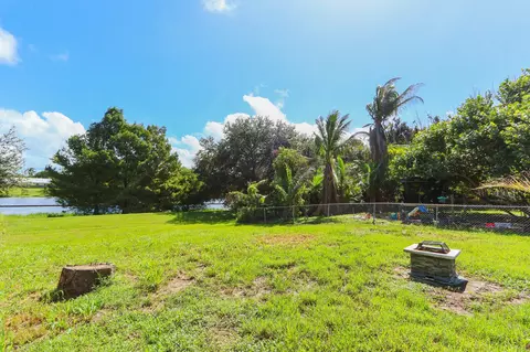 Exterior - 5275 SE Horizon Ave, Stuart, FL 34997 photo 5 of 7
