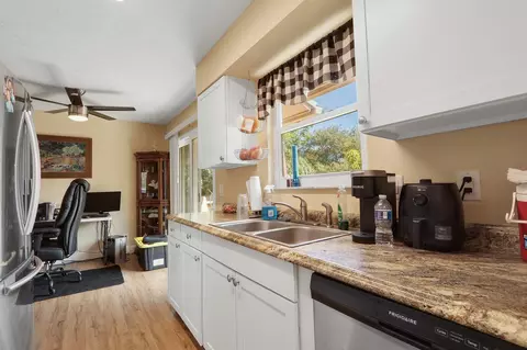 Kitchen - 5275 SE Horizon Ave, Stuart, FL 34997 photo 4 of 4
