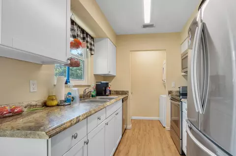 Kitchen - 5275 SE Horizon Ave, Stuart, FL 34997 photo 3 of 4