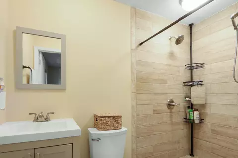 Bath - 5275 SE Horizon Ave, Stuart, FL 34997 photo 1 of 2