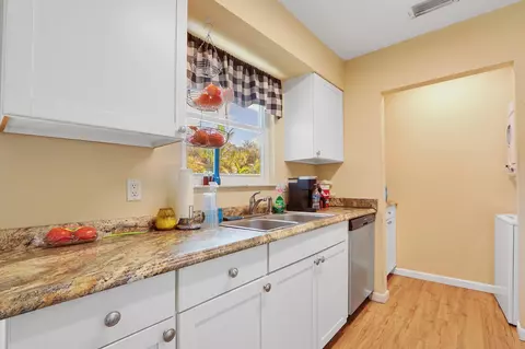 Kitchen - 5275 SE Horizon Ave, Stuart, FL 34997 photo 2 of 4