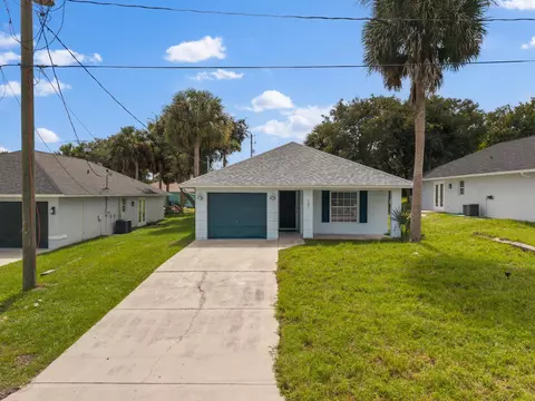 241 12th St SW, Vero Beach, FL 32962