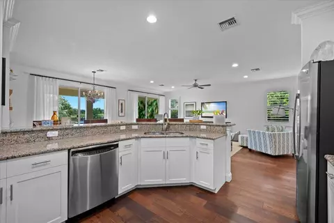 Kitchen - 128 Umbrella Pl, Jupiter, FL 33458 photo 2 of 4