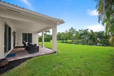 Exterior - 128 Umbrella Pl, Jupiter, FL 33458 photo 3 of 7