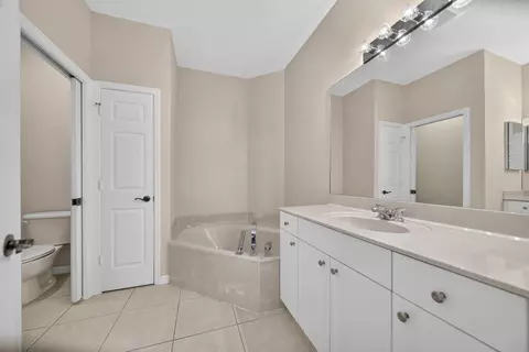 Bath - 1559 SE Tidewater Pl, Stuart, FL 34997 photo 1 of 4
