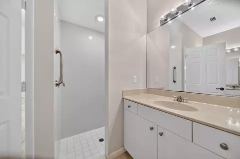 Bath - 1559 SE Tidewater Pl, Stuart, FL 34997 photo 3 of 4