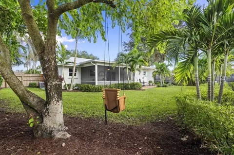 Exterior - 1964 SE Lafayette St, Stuart, FL 34997 photo 9 of 11
