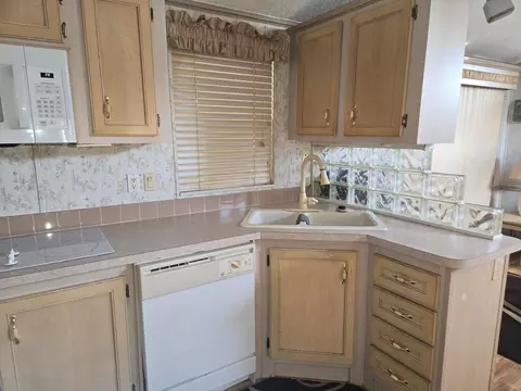 Kitchen - 7950 Fl-78 #314, Okeechobee, FL 34974 photo 4 of 4