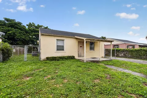 825 W 5th St, Riviera Beach, FL 33404