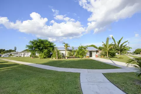 221 SW Calmoso Dr, Port Saint Lucie, FL 34983