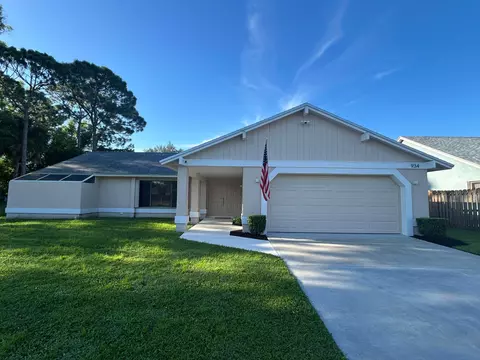 934 SE Atlantus Ave, Port Saint Lucie, FL 34983