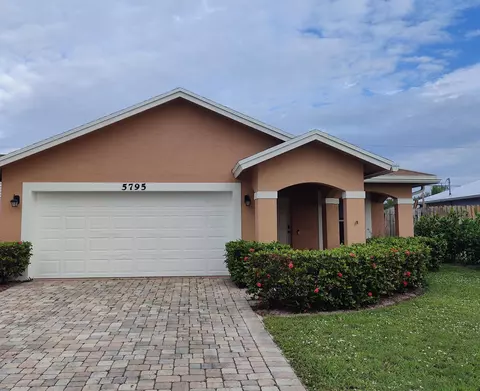 5795 SE Mitzi Ln, Stuart, FL 34997