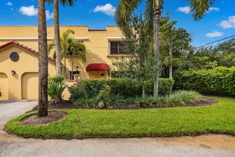 42 Uno Lago Dr, Juno Beach, FL 33408