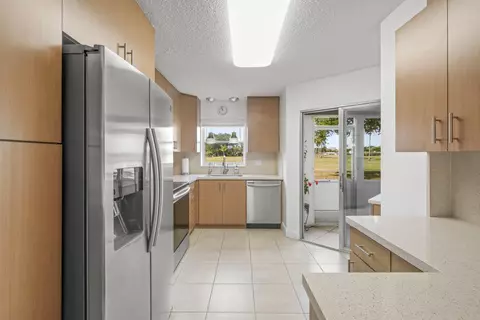 3871 Via Poinciana #104, Lake Worth, FL 33467