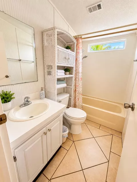 Bath - 3580 SE 6th Ter, Okeechobee, FL 34974 photo 2 of 2