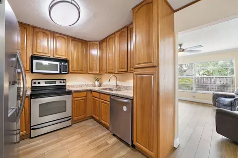Kitchen - 171 Banyan Cir, Jupiter, FL 33458 photo 2 of 2