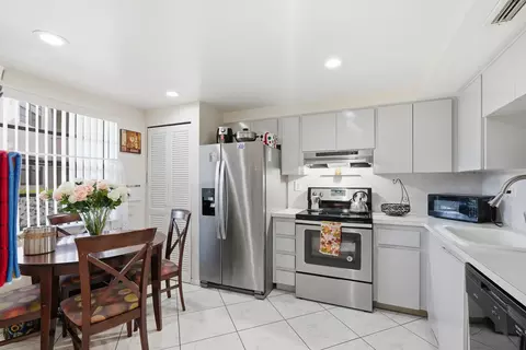 1000 Colony Point Cir #110, Pembroke Pines, FL 33026