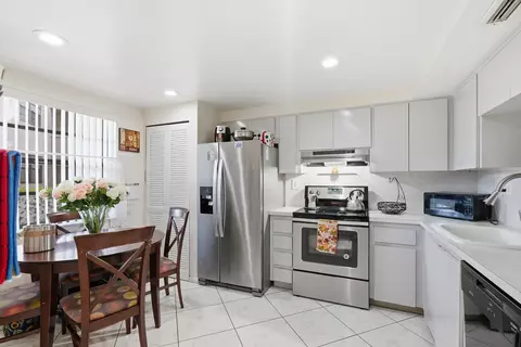 1000 Colony Point Cir #110, Pembroke Pines, FL 33026