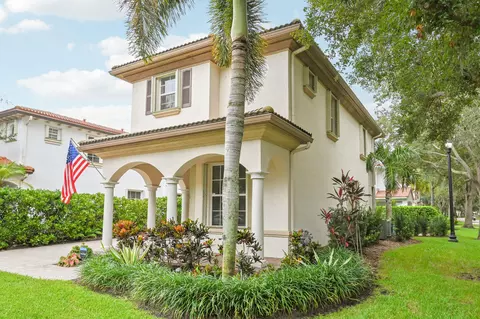 654 Castle Dr, Palm Beach Gardens, FL 33410