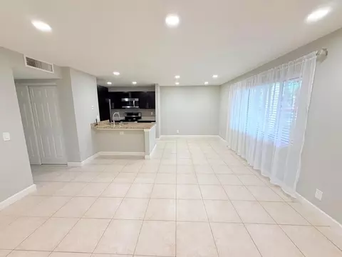 907 Meadows Cir, Boynton Beach, FL 33436