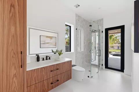 Bath - 2360 NE 49th St, Lighthouse Point, FL 33064 photo 1 of 11