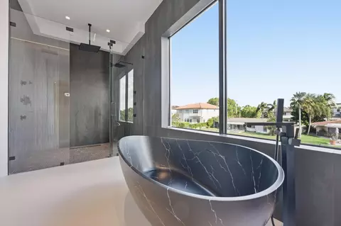 Bath - 2360 NE 49th St, Lighthouse Point, FL 33064 photo 7 of 11