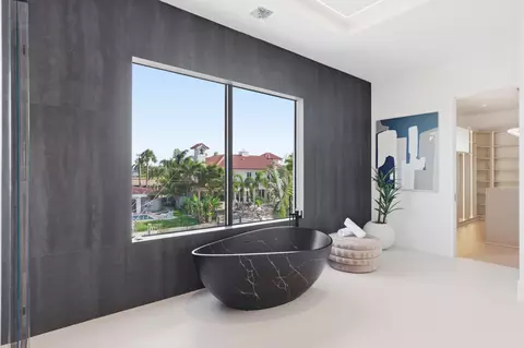 Bath - 2360 NE 49th St, Lighthouse Point, FL 33064 photo 6 of 11