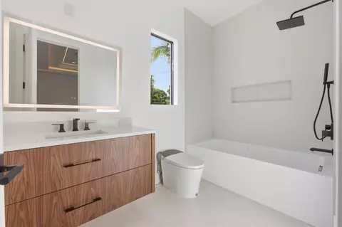 Bath - 2360 NE 49th St, Lighthouse Point, FL 33064 photo 10 of 11