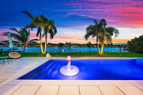 7128 W Lake Dr, Lake Clarke Shores, FL 33406