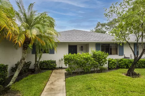 208 Club Dr, Palm Beach Gardens, FL 33418