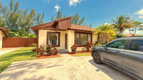 3770 Mil Lake Ct, Greenacres, FL 33463