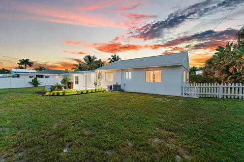 Exterior - 3437 Palm Ct, Jupiter, FL 33469 photo 4 of 8