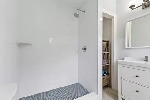 Bath - 3437 Palm Ct, Jupiter, FL 33469 photo 2 of 3