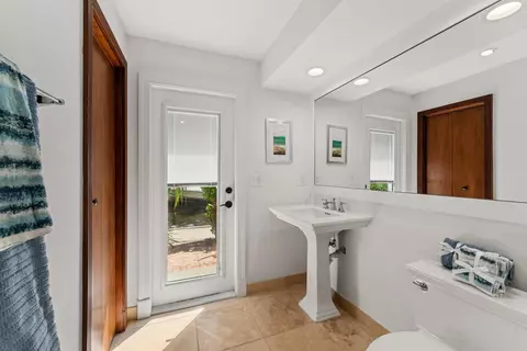 Bath - 18150 Perigon Way, Jupiter, FL 33458 photo 4 of 5