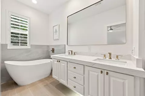 Bath - 4102 Community Dr, Jupiter, FL 33458 photo 3 of 6