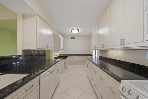 Kitchen - 16910 Bay St #E501, Jupiter, FL 33477 photo 3 of 3