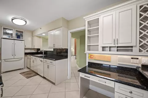 Kitchen - 16910 Bay St #E501, Jupiter, FL 33477 photo 1 of 3