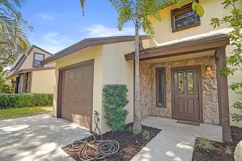 1065 Raintree Ln, Palm Beach Gardens, FL 33410