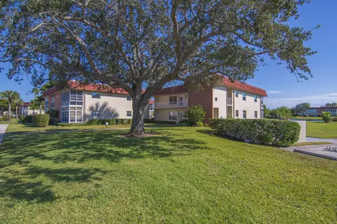 68 Royal Oak Ct #202, Vero Beach, FL 32962