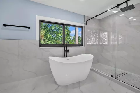 Bath - 5000 Adams St, Hollywood, FL 33021 photo 8 of 8