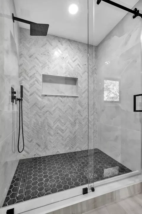 Bath - 5000 Adams St, Hollywood, FL 33021 photo 6 of 8