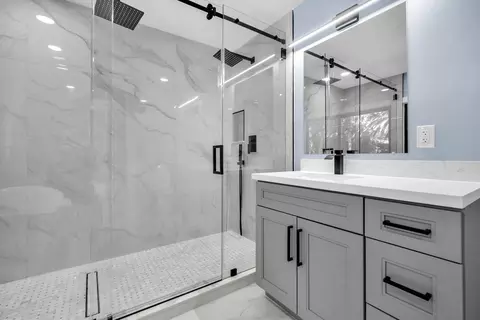 Bath - 5000 Adams St, Hollywood, FL 33021 photo 1 of 8