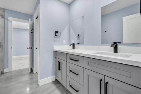 Bath - 5000 Adams St, Hollywood, FL 33021 photo 3 of 8