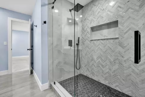 Bath - 5000 Adams St, Hollywood, FL 33021 photo 4 of 8